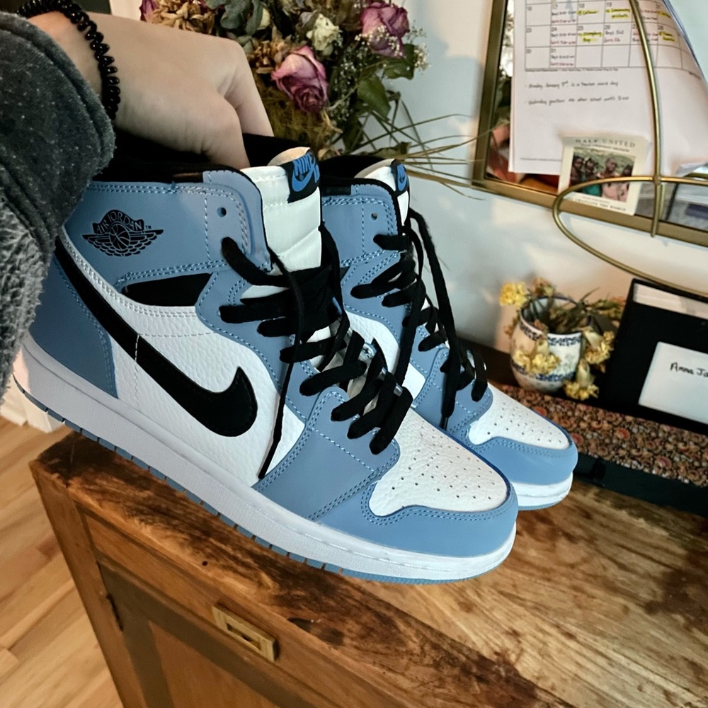 AIR JORDAN 1 WHITE UNIVERSITY BLUE BLACK !